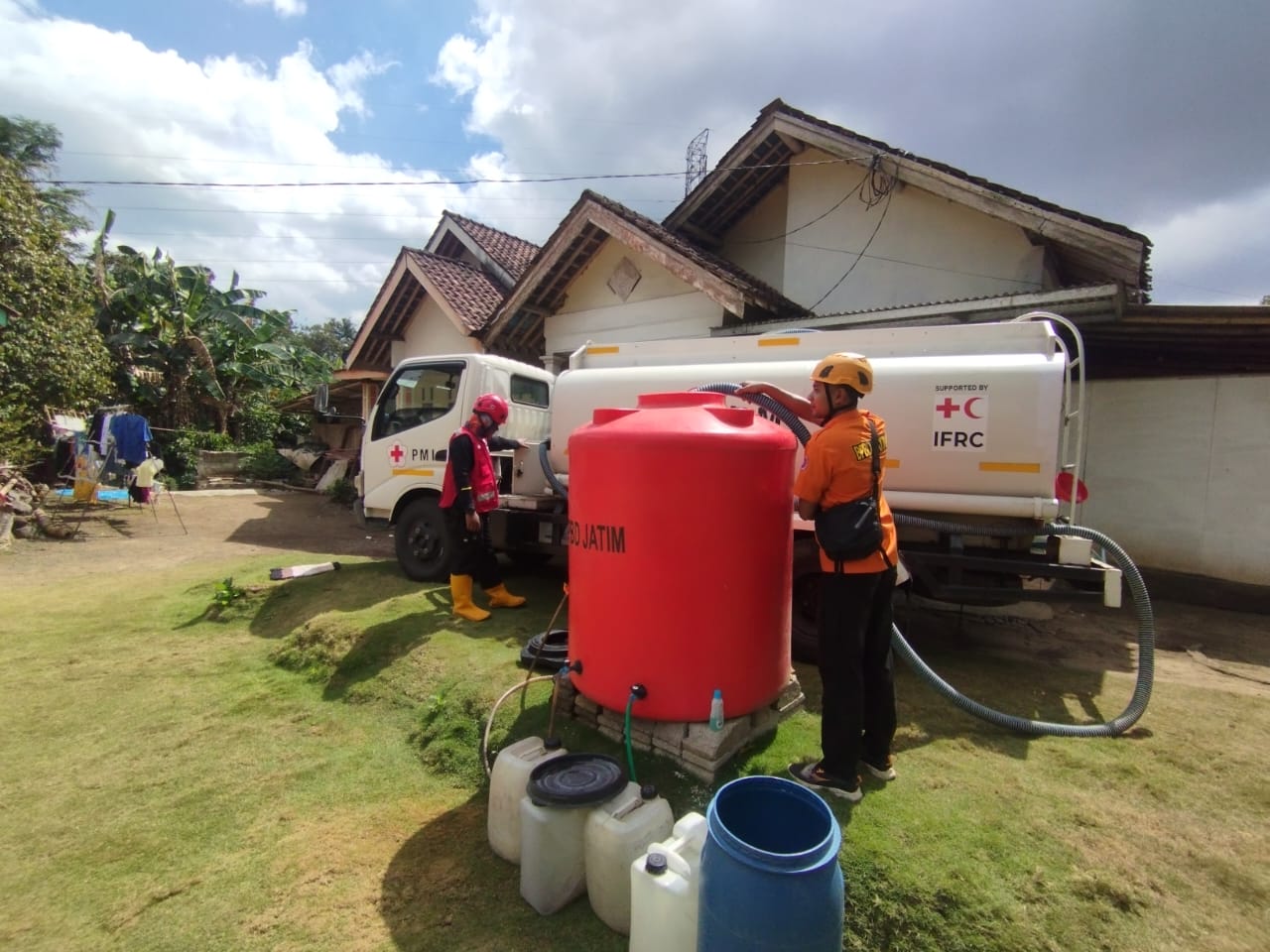 Distribusi Air Bersih ke-10 BPBD Jember Jangkau 125 KK Terdampak Kekeringan di Dusun Bunder Pakusari